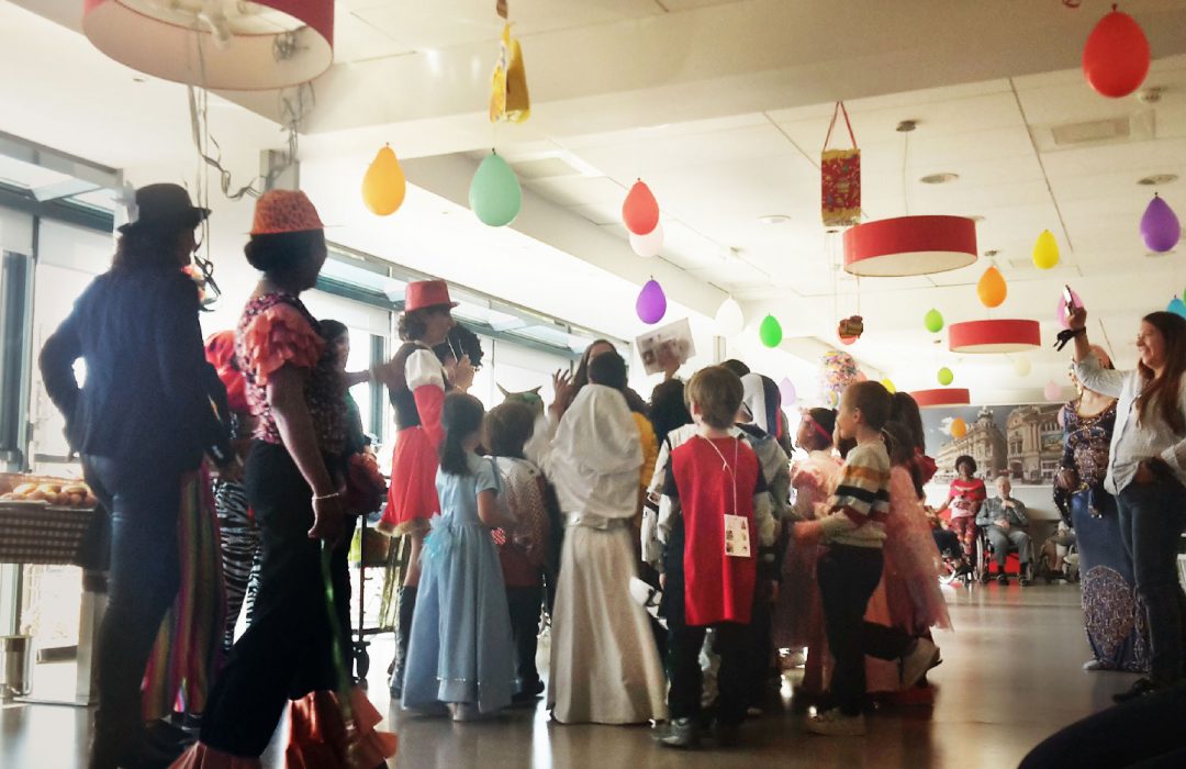 Au carnaval des Glycines, les élèves de l’école Jules Simon rencontrent les résidents d’une maison de retraite